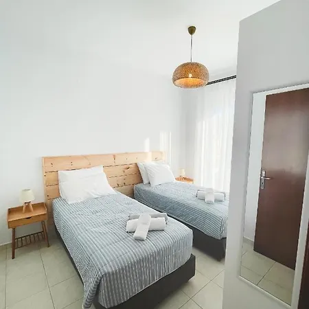 Oak 32 Apartment, Pilona